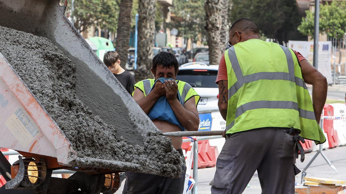 Trabajadores de la construcción en una calle de Alicante.