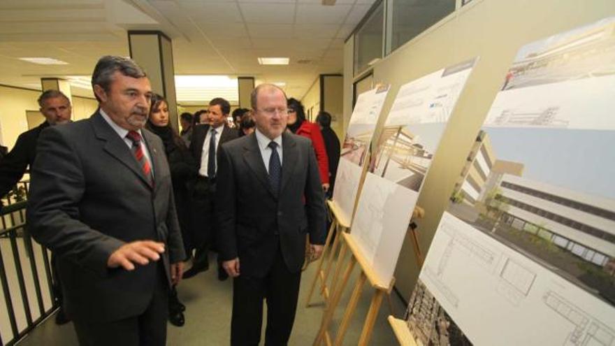 El conseller Font de Mora y el alcalde de Petrer, Pascual Díaz, observan los planos de la remodelación del instituto.