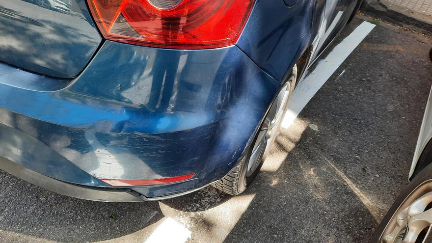 ESPIETA | Pinten una plaça per aparcar amb el cotxe sobre la ratlla