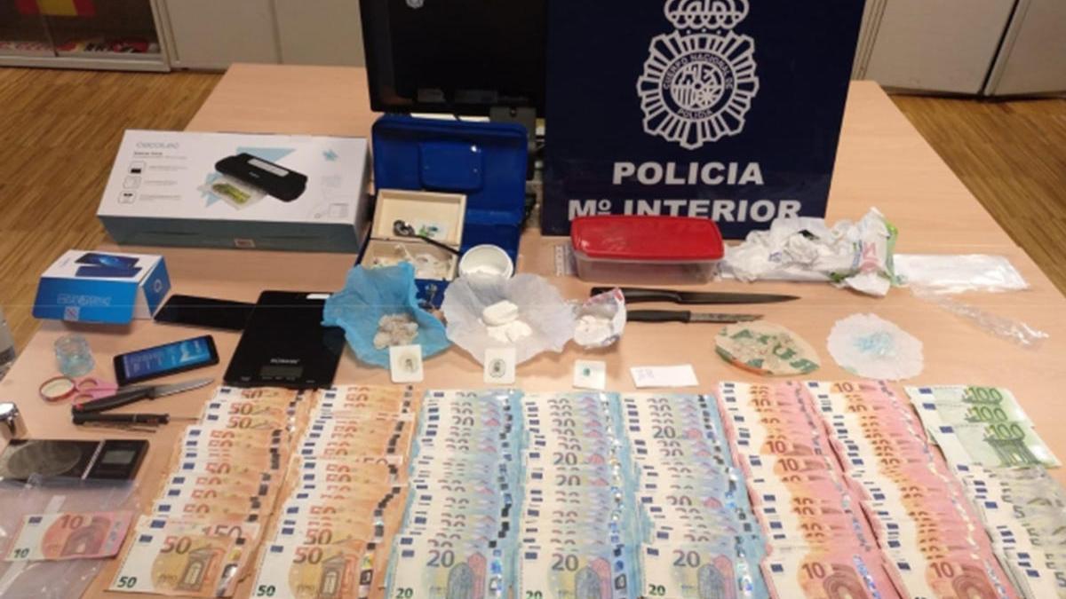 Parte del dinero y droga incautada en la operación llevada a cabo por la Policía Nacional. // PN