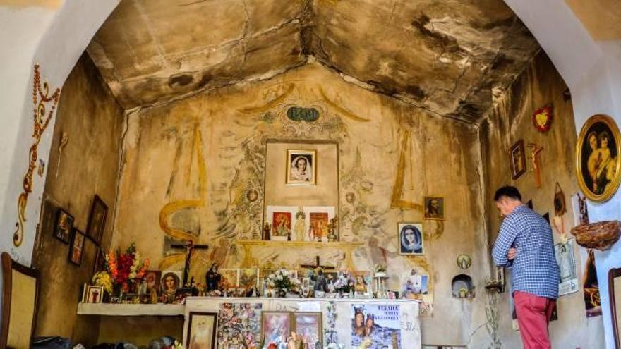 El antes y el después de la ermita de Los Dolores de Elda, en el paraje de Las Cañadas, tras los trabajos altruistas llevados a cabo durante los tres últimos meses.