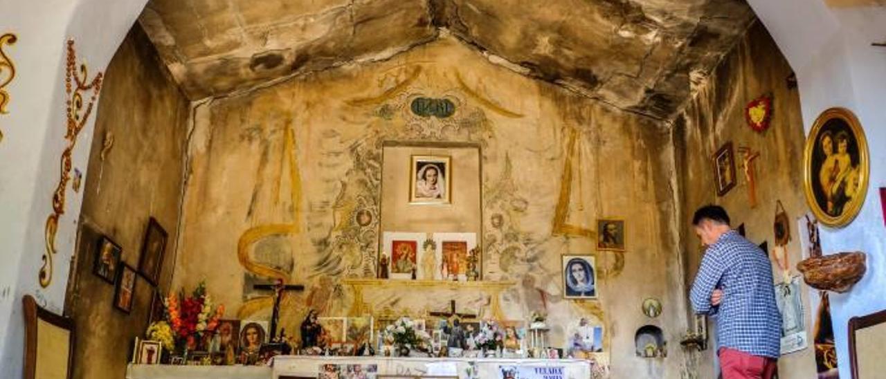 El antes y el después de la ermita de Los Dolores de Elda, en el paraje de Las Cañadas, tras los trabajos altruistas llevados a cabo durante los tres últimos meses.