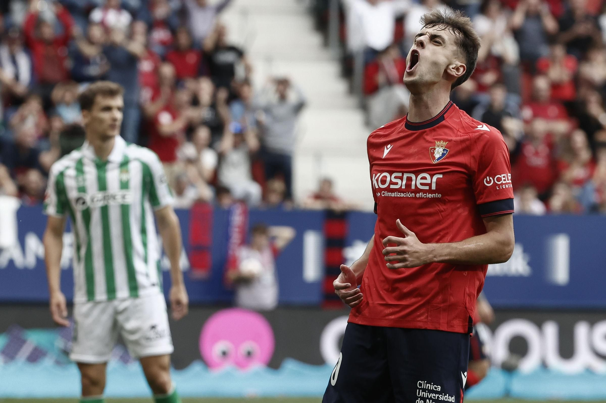 PAMPLONA, 19/10/2024.- El delantero del Osasuna Aimar Oroz se lamenta de una ocasión fallida durante el encuentro correspondiente a la décima jornada de LaLiga entre el Osasuna y el Betis en El Sadar, Pamplona, Navarra, este sábado. EFE/ Jesús Diges
