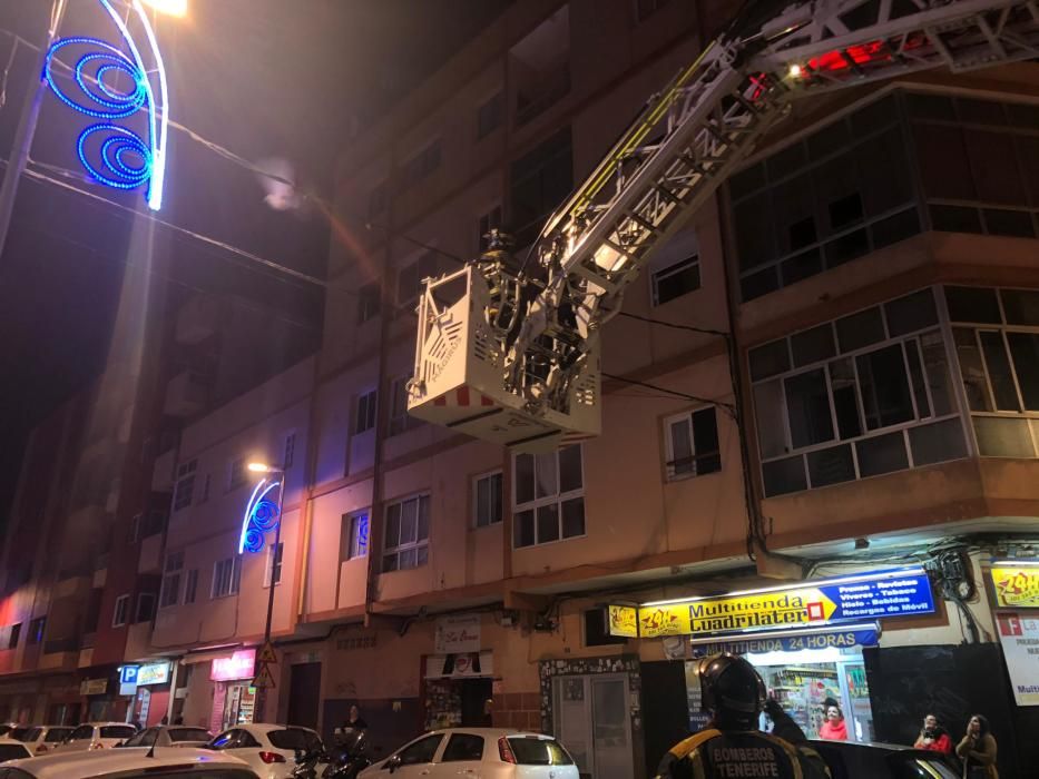 El pato evita ser capturado por el bombero