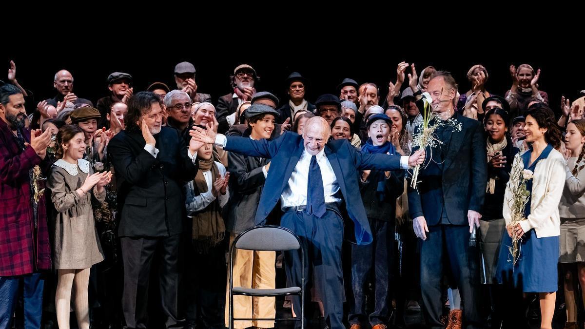 Una obra de teatro recrea la vida de Simon Gronowski: "Todavía tengo pesadillas de la Gestapo periguiéndome. A los 11 años los nazis mataron a mi madre y mi hermana".