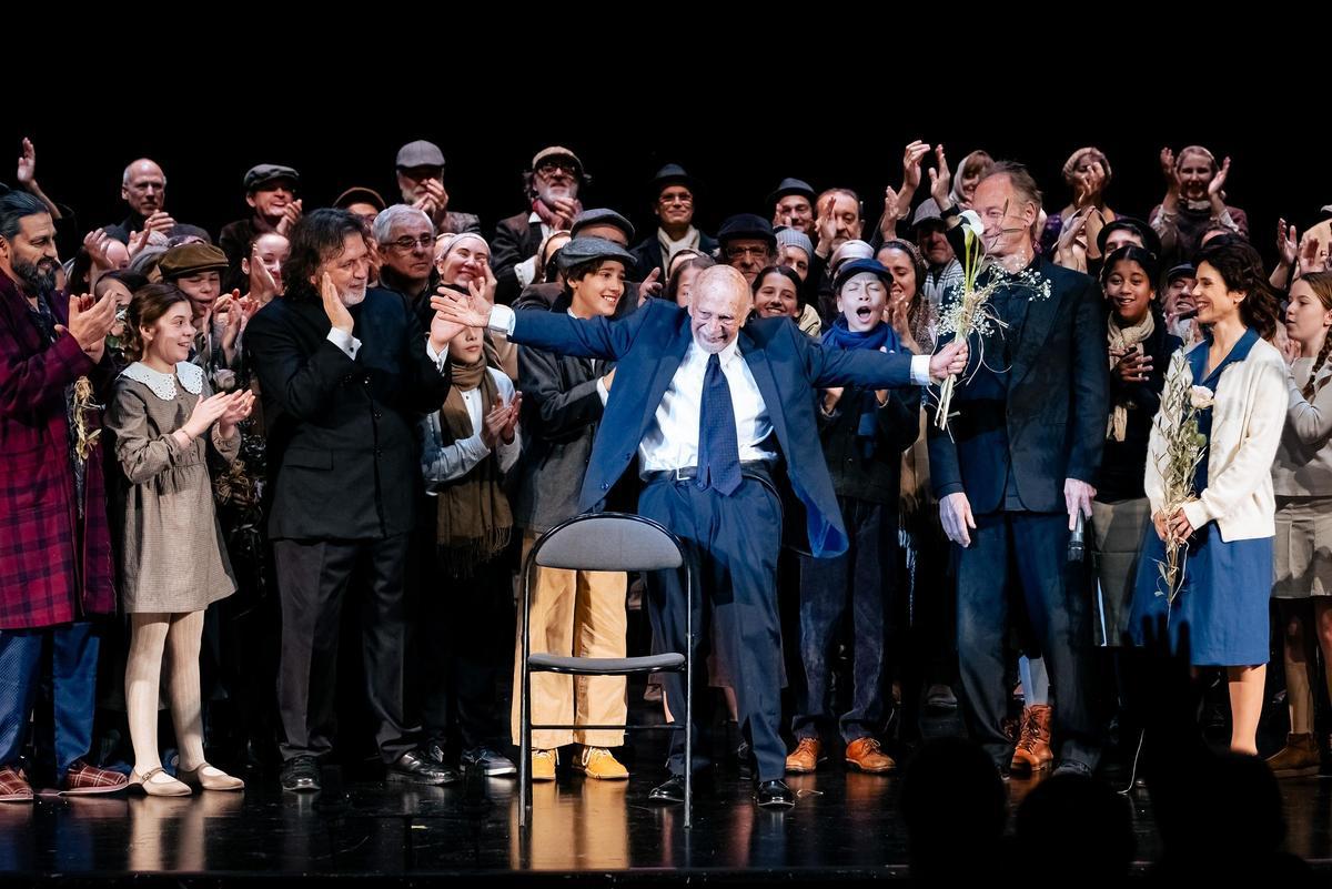 Una obra de teatro recrea la vida de Simon Gronowski: "Todavía tengo pesadillas de la Gestapo periguiéndome. A los 11 años los nazis mataron a mi madre y mi hermana".