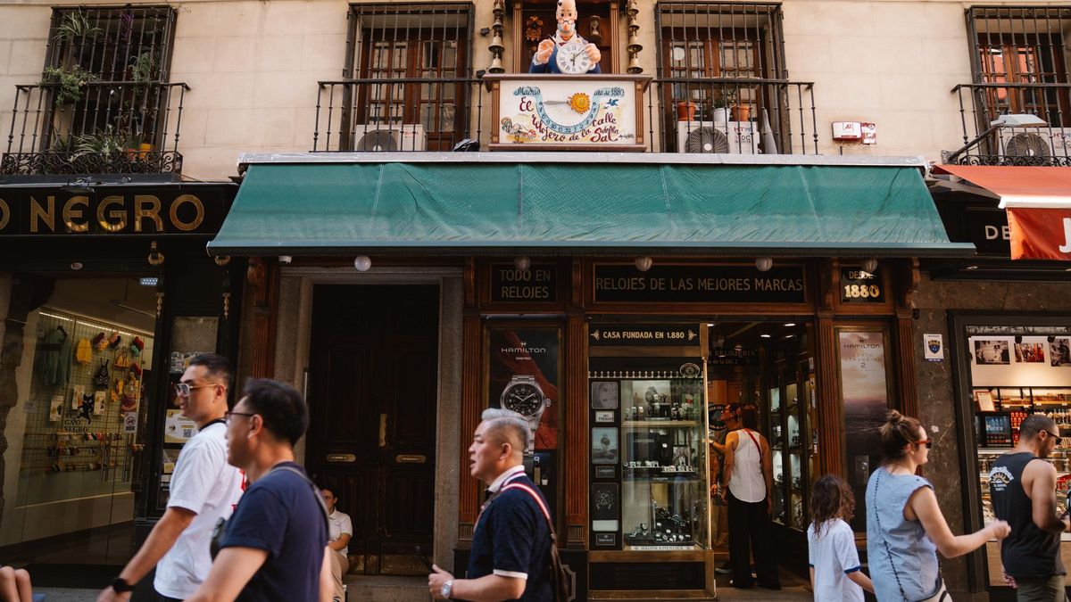 Fachada de la Antigua Relojería, en la calle de la Sal, 2, en Madrid.