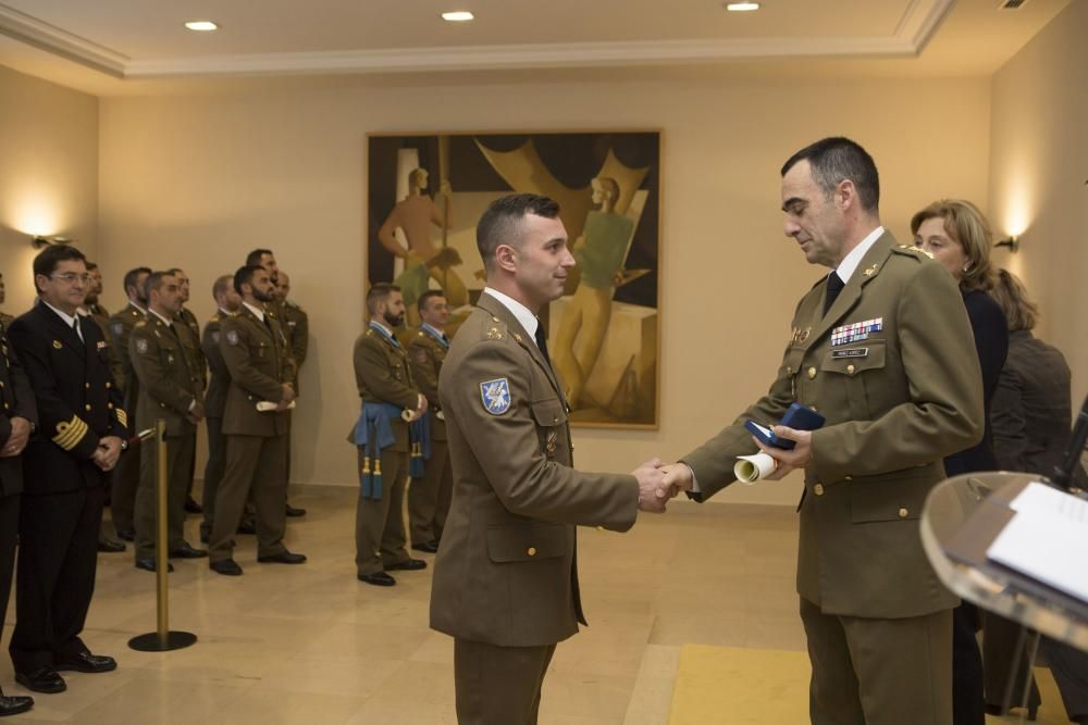 Entrega de distinciones de la orden del mérito civil a 16 integrantes del regimiento de infantería Príncipe