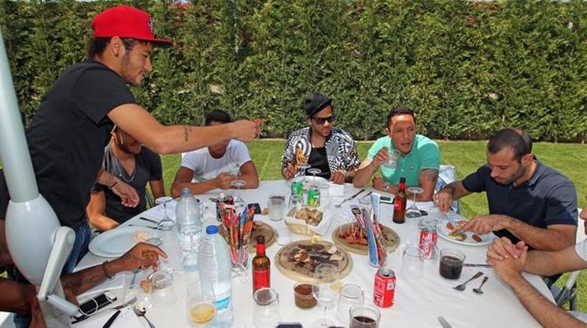 Neymar, en primer pla, i altres jugadors, durant el dinar organitzat pel cos tècnic. Neymar, en primer pla, i altres jugadors, durant el dinar organitzat pel cos tècnic.