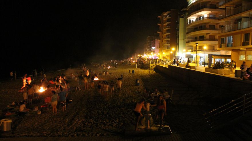 Sueca pone un autobús gratuito para disfrutar de la Nit de Sant Joan en la playa