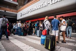 Varias personas a las puertas de la estación del tren de Chamartín con motivo de la incidencia producida en un tren Alicante-Madrid Chamartín, en la estación de Chamartín, el 13 de octubre de 2023, en Madrid (España).