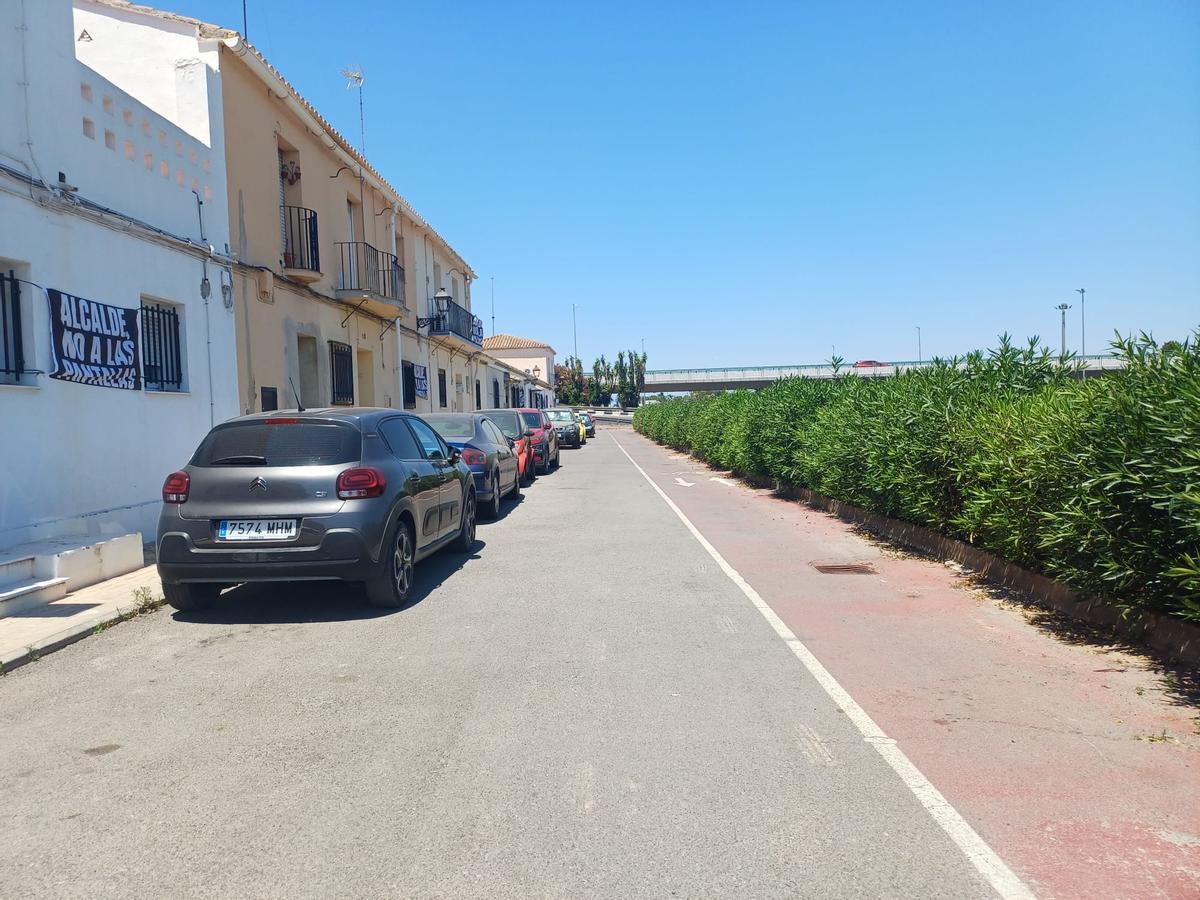 Una de las calles que limita con la autovía a su paso por San Antonio de Benagéber.