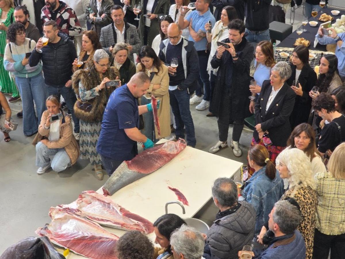 Así se disfrutó del ronqueo de un atún rojo de 200 kilos pescado en las almadrabas gaditanas, organizado por Novomar Arousa y el restaurante La Baldosa, en Vilagarcía.