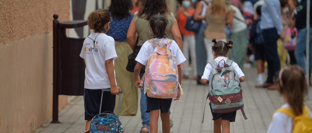 Varios alumnos acuden a su centro de estudios durante el inicio del curso escolar