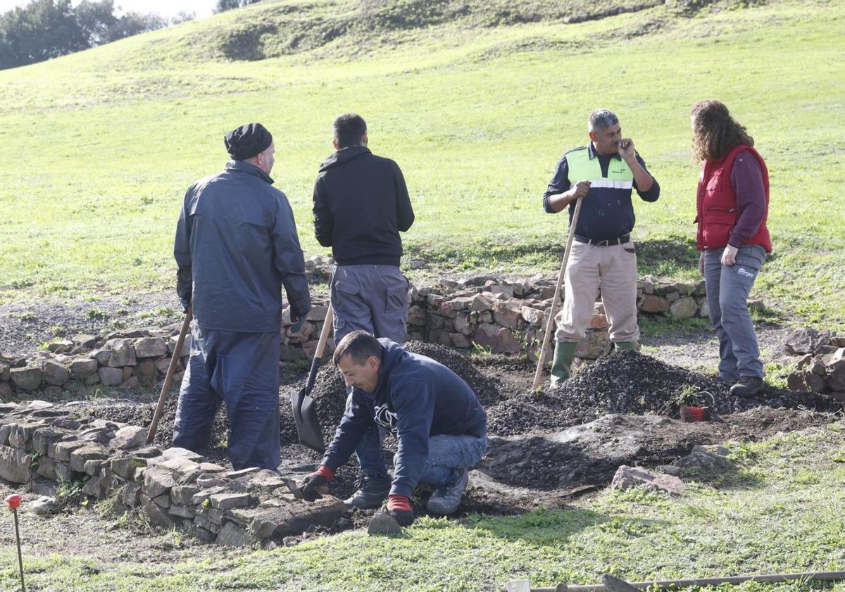 Trabajadores durante las excavaciones.  | ÁNGEL GONZALEZ