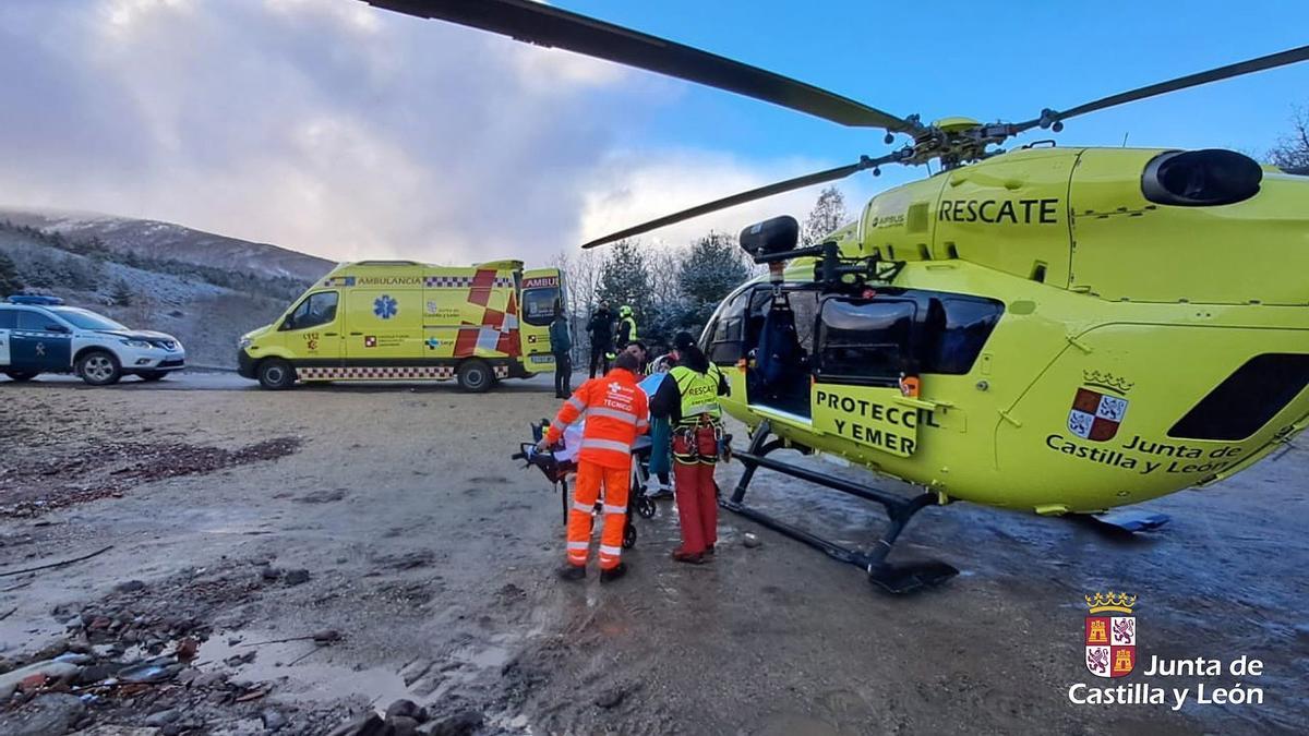 Momento del rescate de la montañera herida.