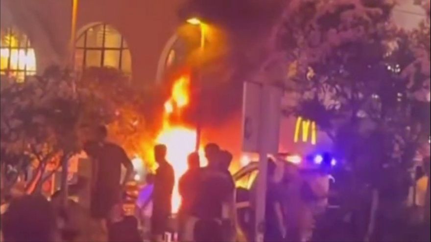 Un coche en llamas y una violenta pelea agitan el ocio nocturno