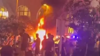 Un coche en llamas y una violenta pelea agitan el ocio nocturno