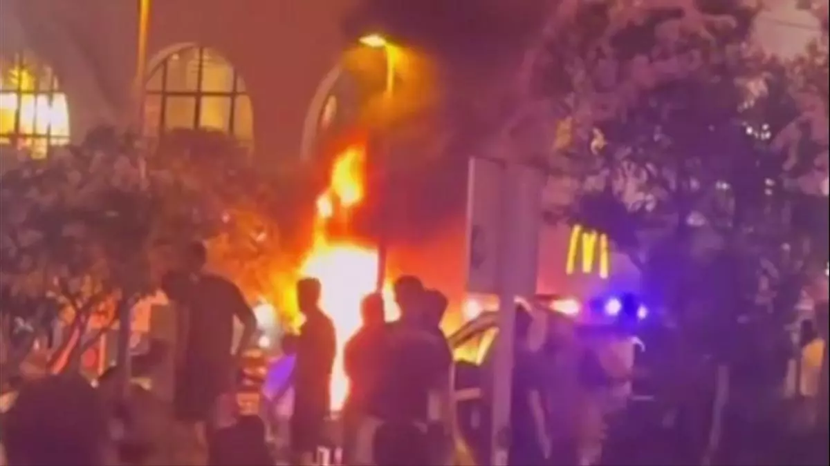 Un coche en llamas y una violenta pelea agitan el ocio nocturno