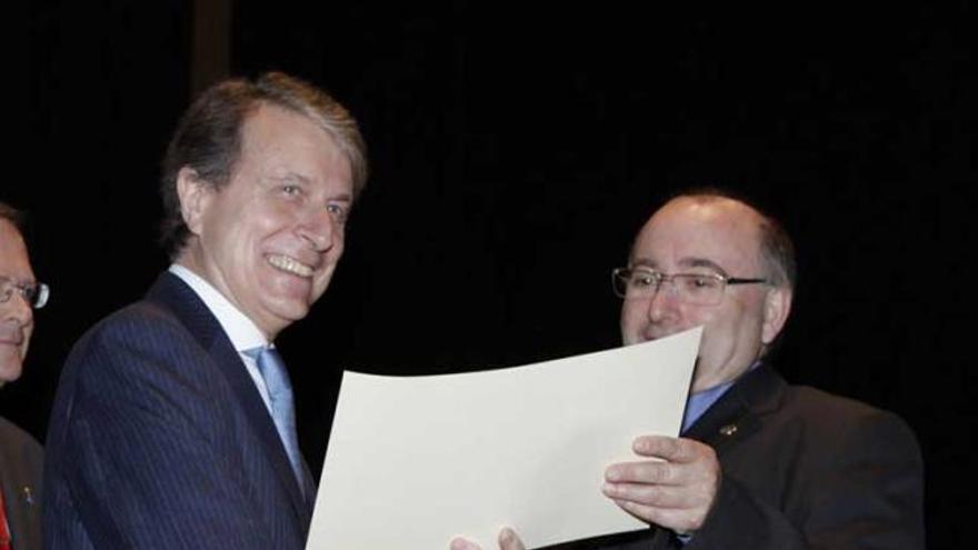 Fernando Seijo recibe su diploma de manos de Juan Tuñón.