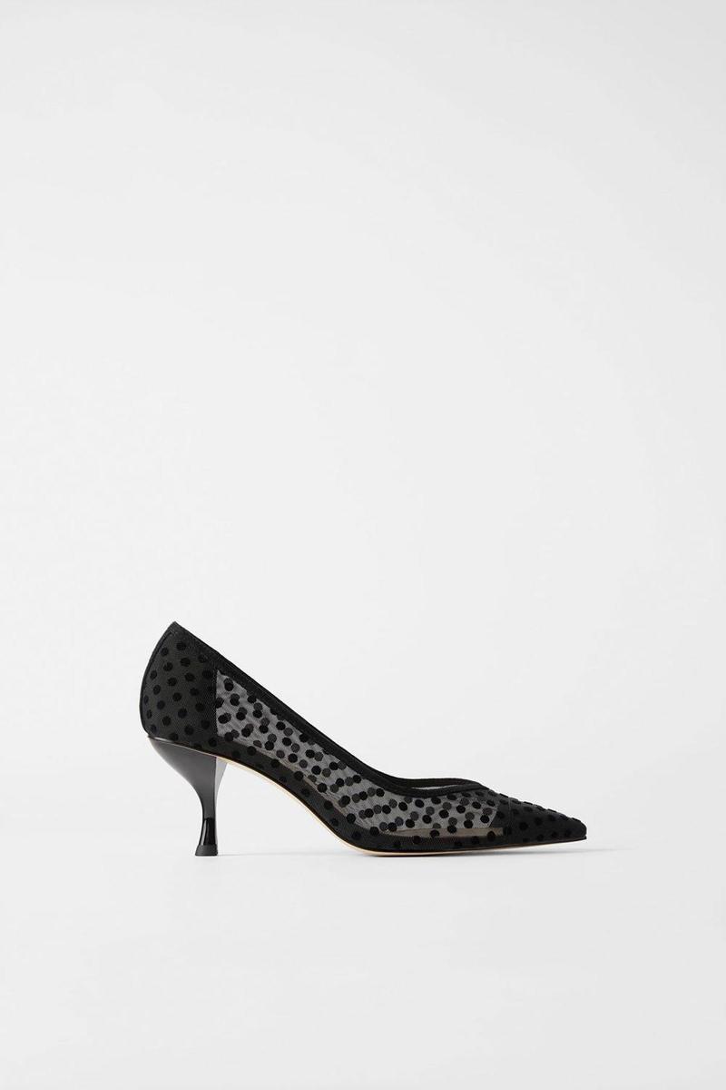 Zapato con tejido de 'plumeti' de Zara. (Precio: 29,95 euros)