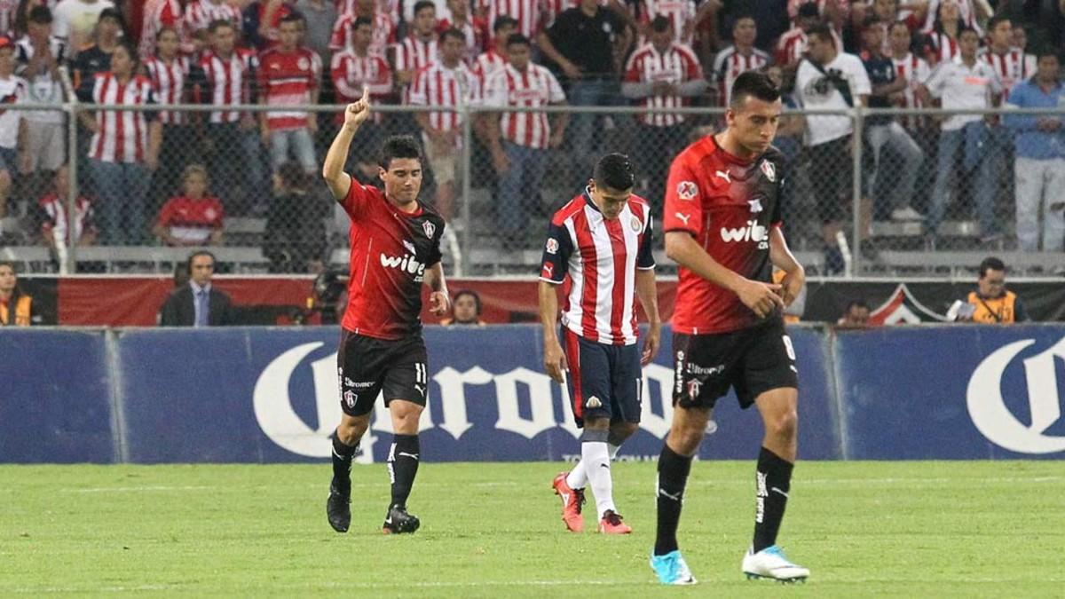 Gustavo Alustiza, de Atlas, celebra la anotación de su gol ante Chivas