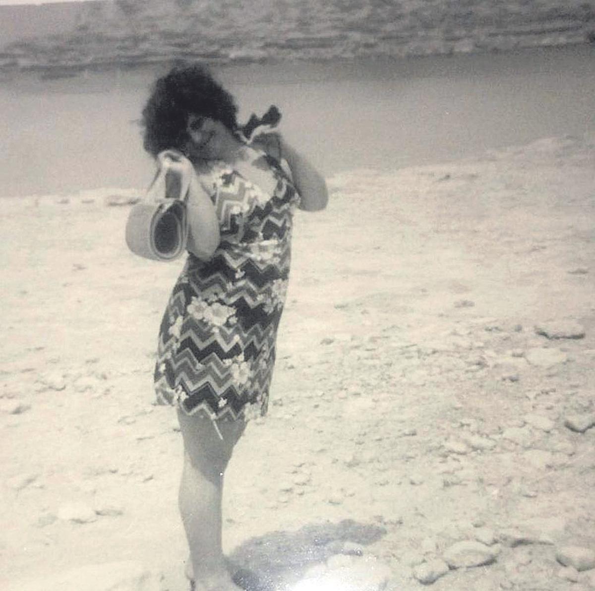 Remedios Tomilleros en Cala Bassa en los años 70.