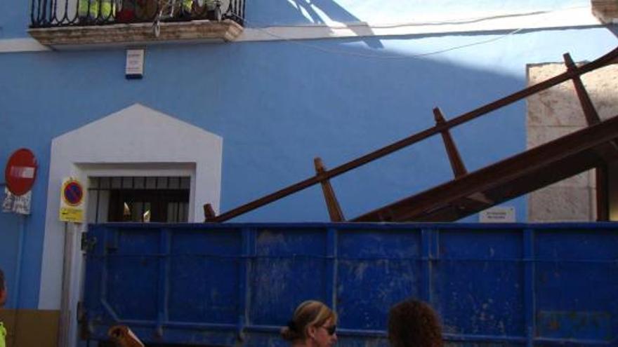 La mesa de caoba en el momento en que iba a ser trasladada en una camioneta.