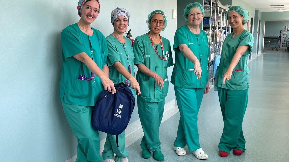 La doctora Duque, segunda a la derecha de la imagen, con compañeras del equipo de cirugía de incontinencia fecal.