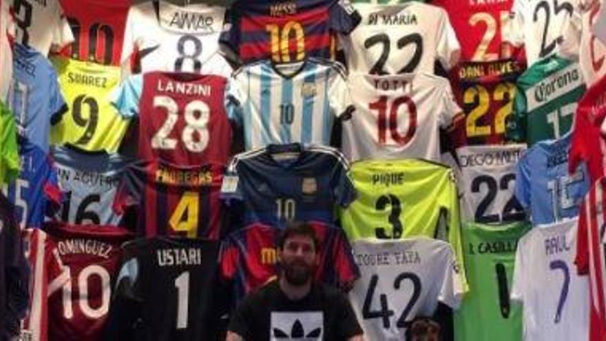 Messi presume de su camiseta de Aimar y De Paul
