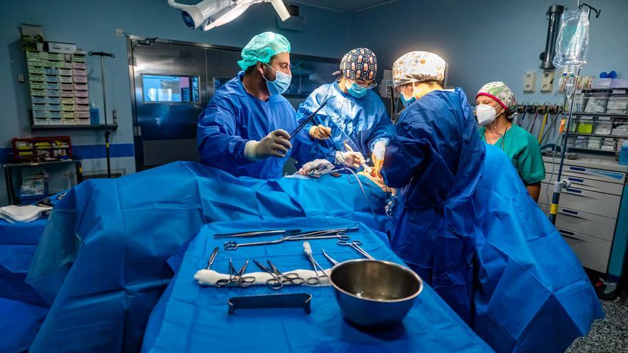 Las intervenciones quirúrgicas fuera del horario laboral se disparan en los hospitales de Alicante