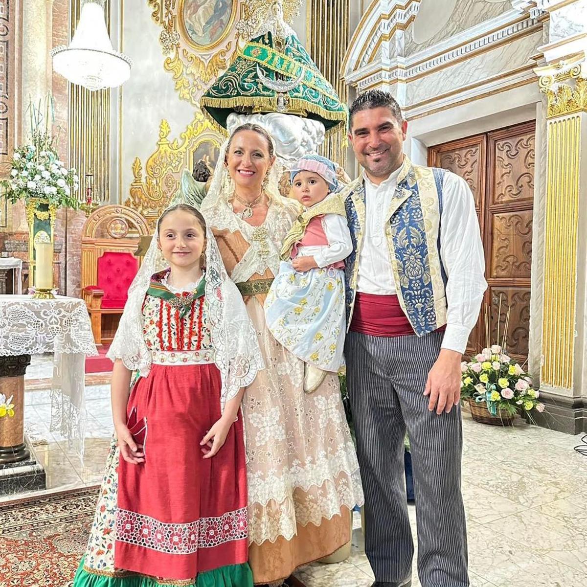 Begoña Carrasco con Alfonso, sus dos hijas, Cayetana (la mayor) y Carmen (la pequeña), que lleva ese nombre en honor a la abuela de su marido.