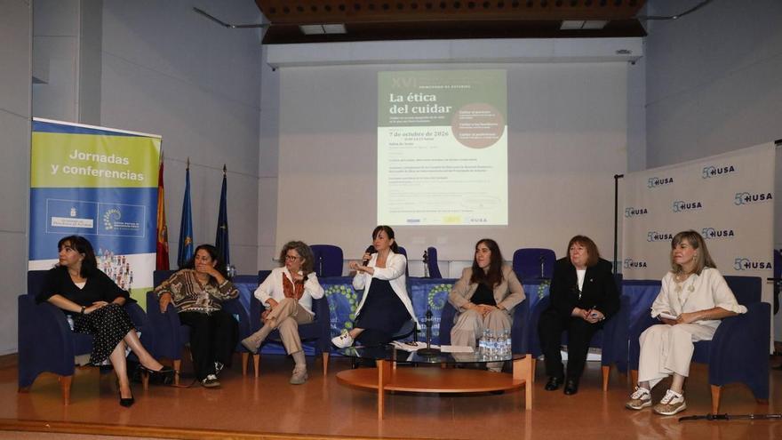 Pacientes y profesionales reivindican un modelo asistencial que priorice la escucha como parte esencial del cuidado