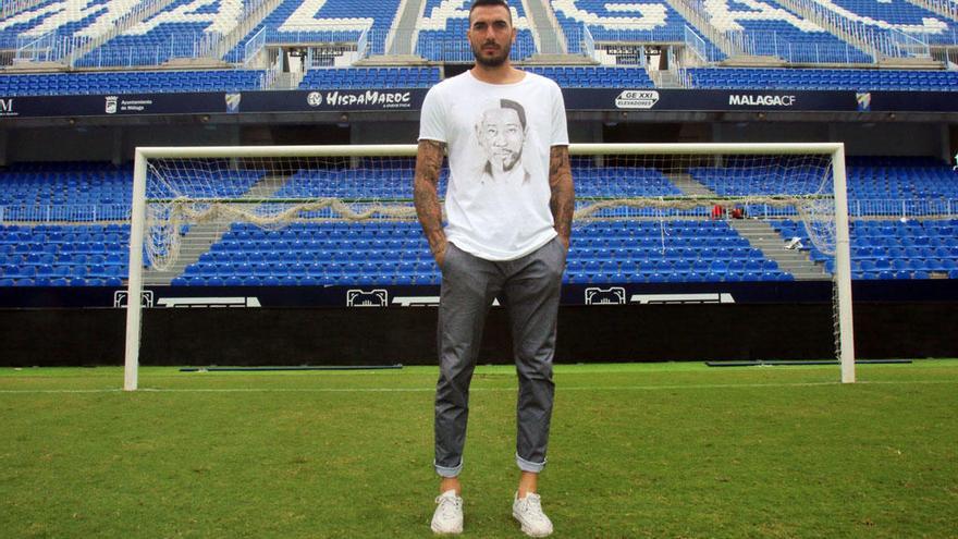 Roberto Jiménez, portero del Málaga CF, posa en la portería de Gol de La Rosaleda.