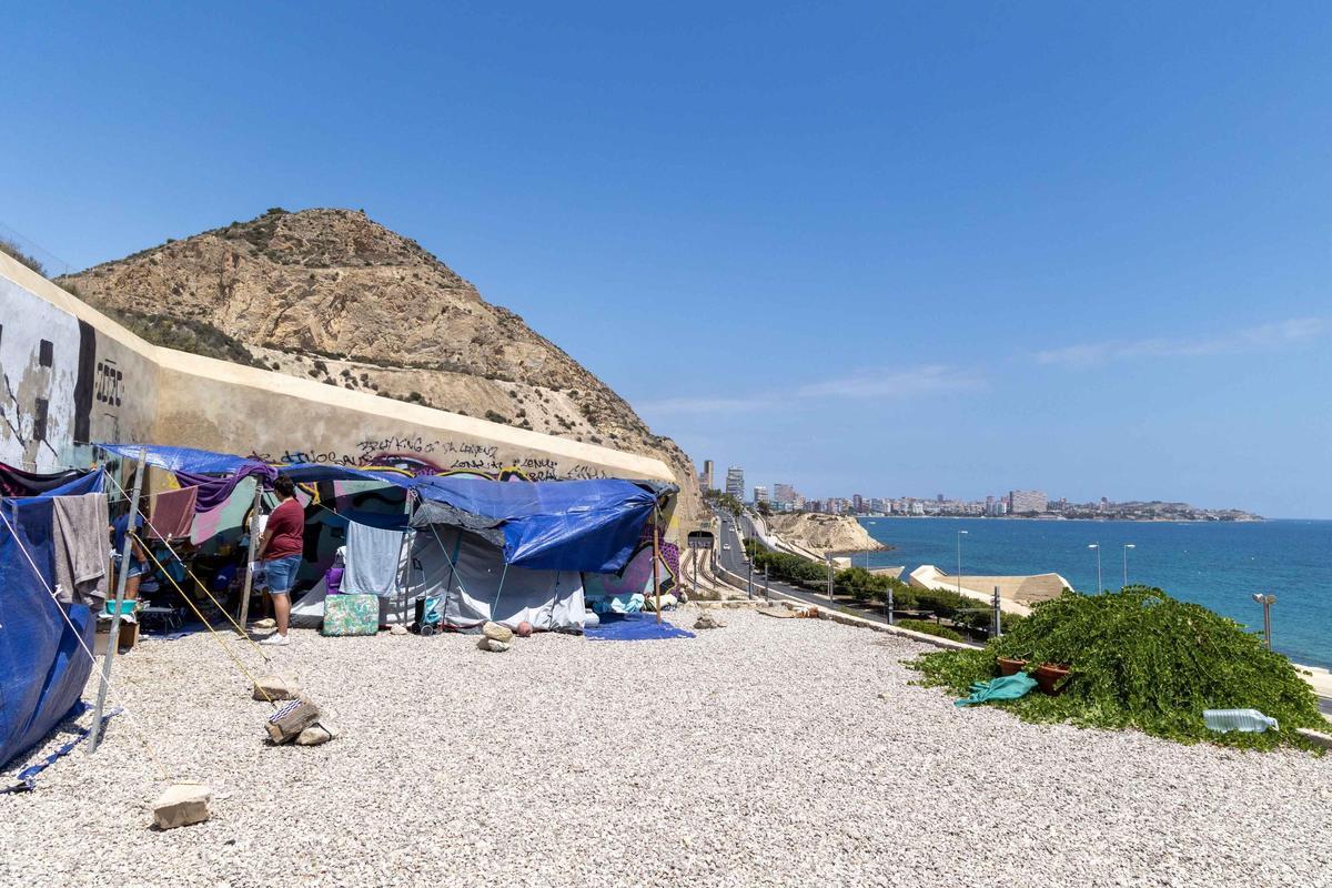 La ONU urge a España una vivienda social para un matrimonio y sus dos hijos que viven en una tienda de campaña en Alicante