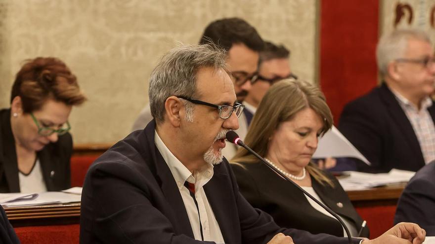 El edil Jiménez registra la petición para explicar ante el Pleno los contratos a dedo que le han apartado de la lista electoral de Barcala