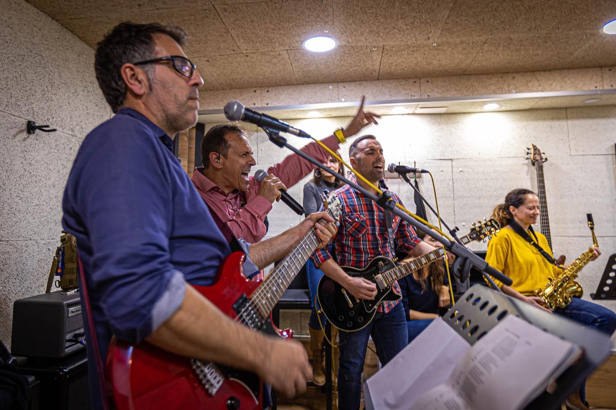 Xaiques Band: Mossos solidarios que tocan música de infarto