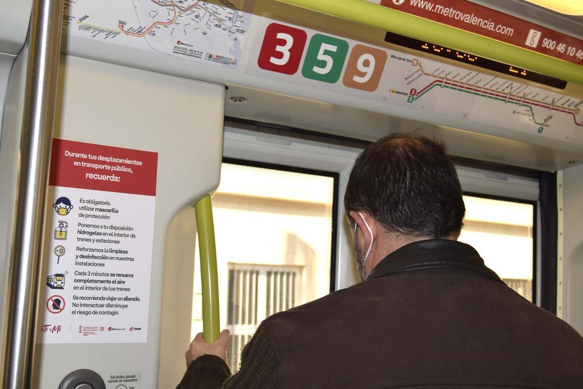 La Generalitat pide a los viajeros no interactuar ni hablar por teléfono en el transporte público