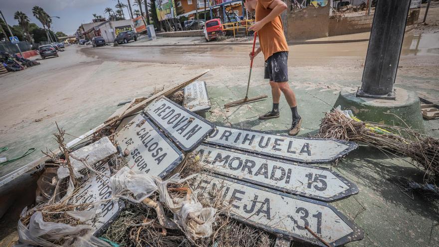 Un vecino limpia el barro en Orihuela.