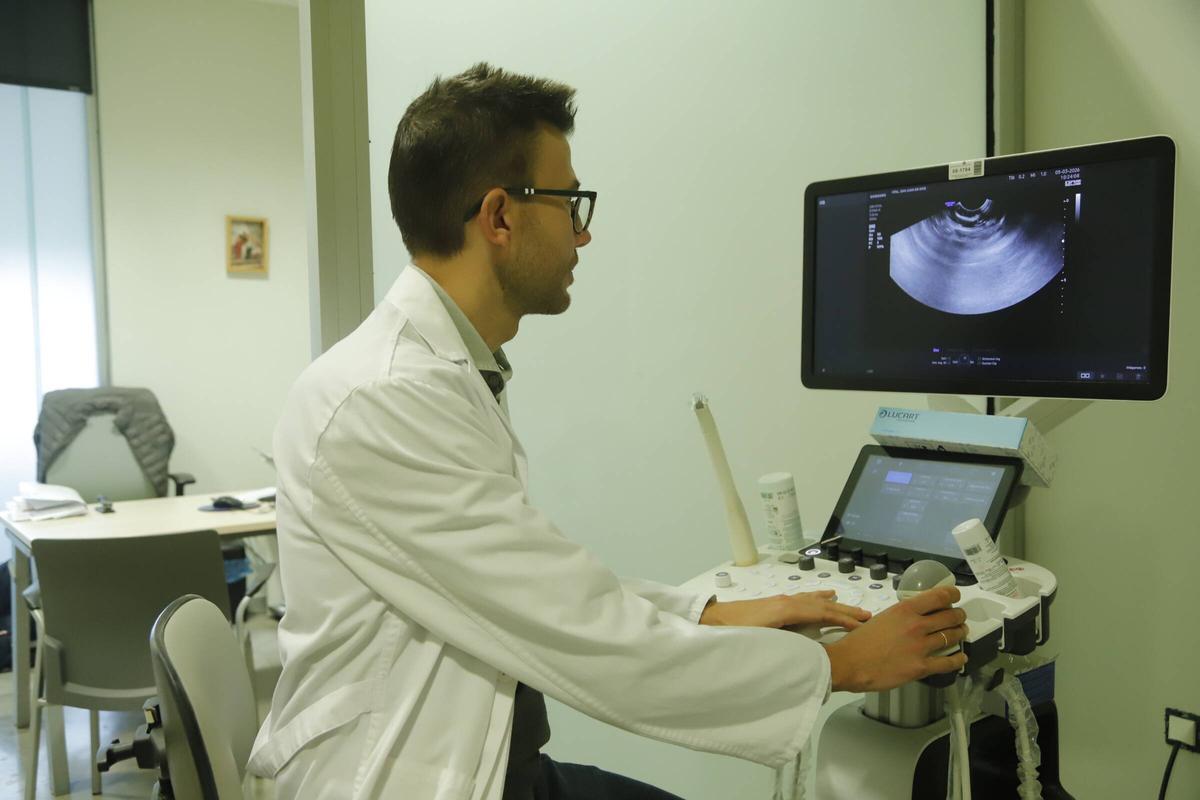 El doctor Jorge Duro observa una prueba.