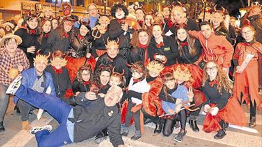 La Vall arranca la fiesta fallera con la Cavalcada del Ninot y la ‘Crida’