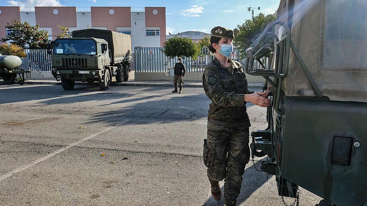 El Ejército intervino para desinfectar el geriátrico La Molineta, de Petrer. | AXEL ÁLVAREZ