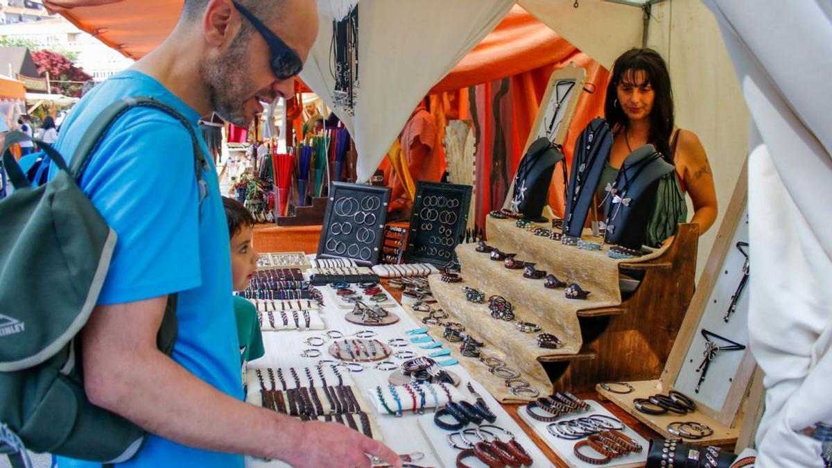 Una vilagarciana regenta este puesto de cuero en la feria celta de A Xunqueira.  | // IÑAKI ABELLA