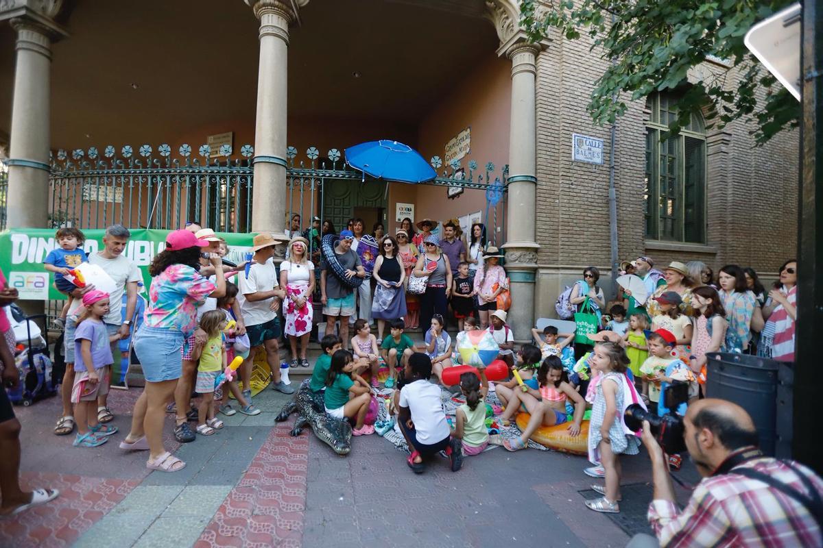Protesta a las puertas del CEIP Gascón y Marín de Zaragoza por el calor en las aulas.