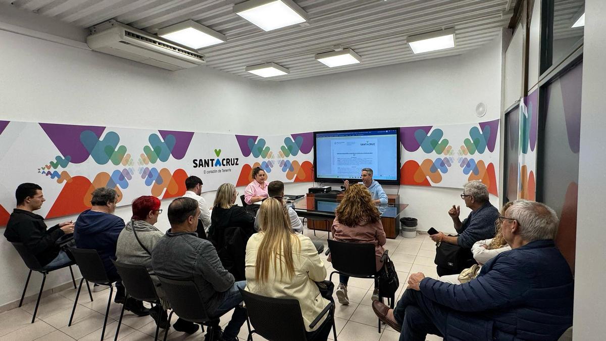 El concejal de Fiestas, Javier Caraballero, y la directora artística, Paula Álvarez, se reunieron con los vestidores de las aspirantes.