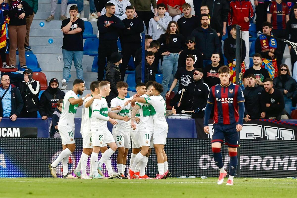 Los jugadores del Elche celebran el gol de Tete Morente en el Ciutat de València