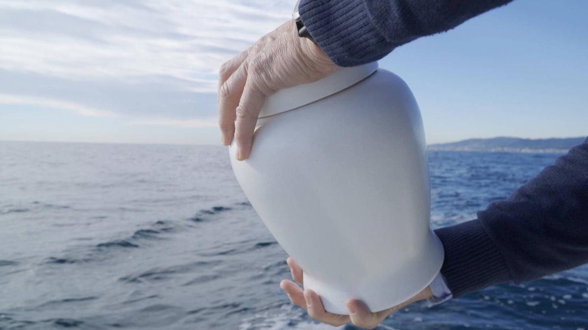RUTIALES FUNERARIOS | Crece la moda de los funerales en alta mar: “Es un homenaje a la vida de esa persona”