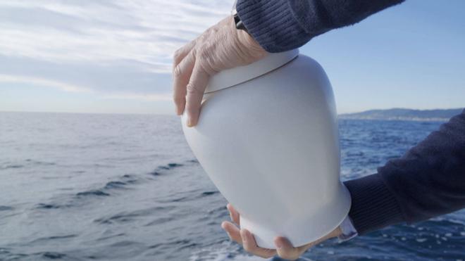 Crece la moda de los funerales en alta mar: Es un homenaje a la vida de esa persona