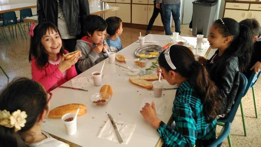 Un grupo de alumnas desayunando en el Sansueña.