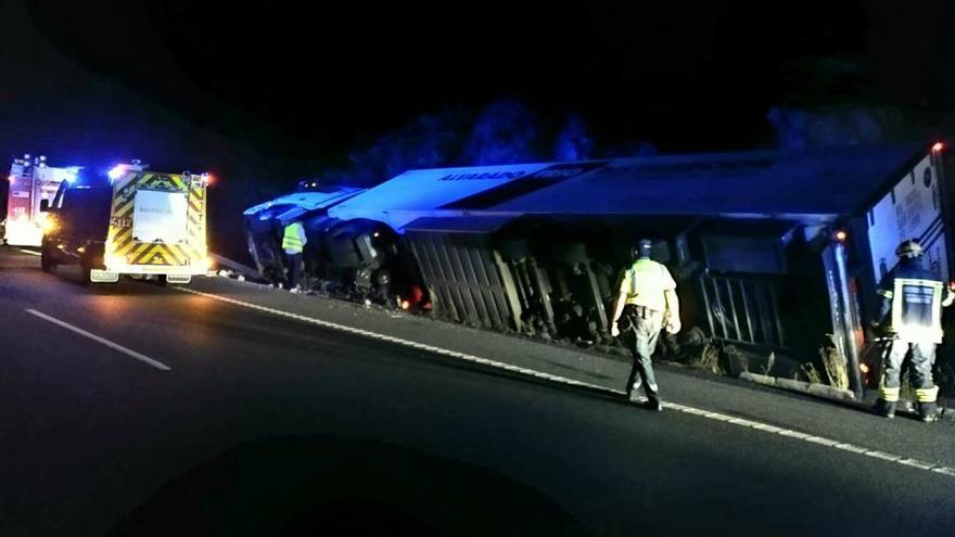 Tráiler volcado esta madrugada en la A-52. // FdV